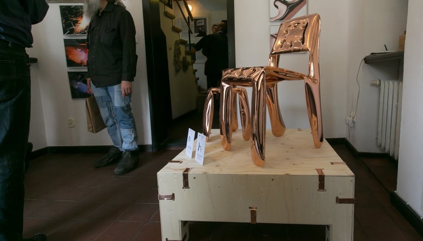 Miedziane inspiracje Oskara Zięty – nowa wystawa w Domku Miedziorytnika