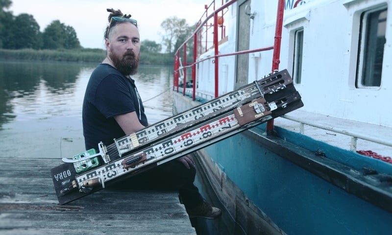 Nowa gitara Michała Zygmunta. Jak brzmi Odra Miku Lapsteel?