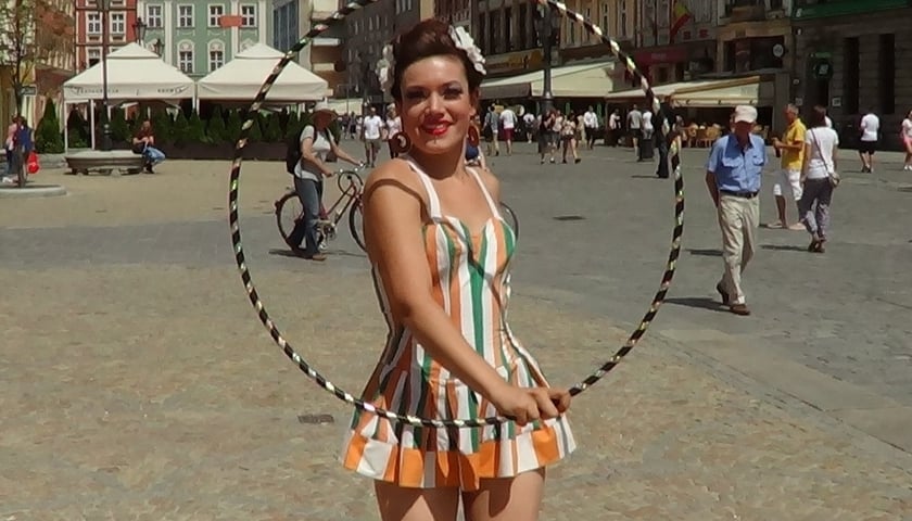 Agata hula z hula-hoop [WIDEO]