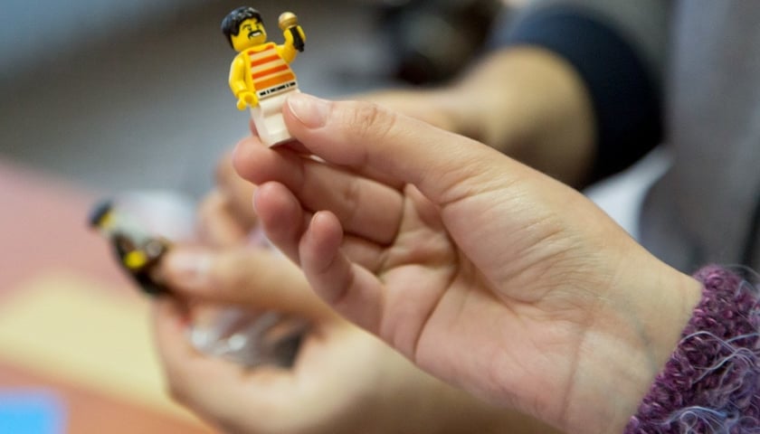 Ludziki Lego to najlepsi aktorzy. Wrocławianin kręci z nimi filmy