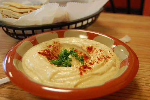 Hummus – z czym to się je?