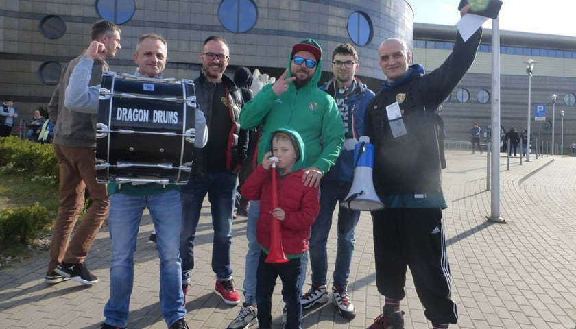 Kibice Śląska z bębnem i megafonem w sobotę, 16 kwietnia, przed meczem swojej ukochanej drużyny w Zielonej Górze. Oni zawsze wierzą do końca w to, że Śląsk zdobędzie tytuł mistrza Polski. Jedna porażka na pewno nie jest w stanie ich załamać.