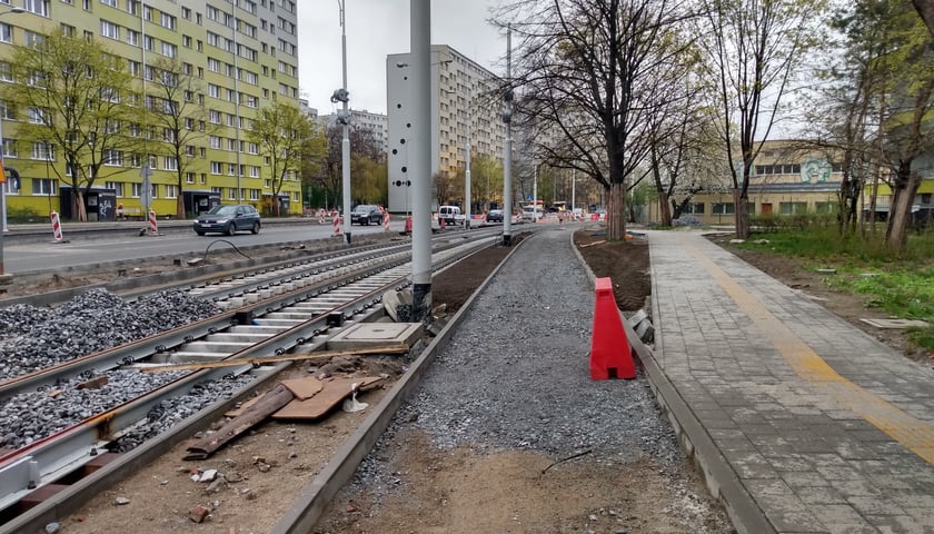 Razem z budową tramwaju na Popowice, powstaje trasa dla rowerzystów. Wkrótce pojawi się na niej asfalt.