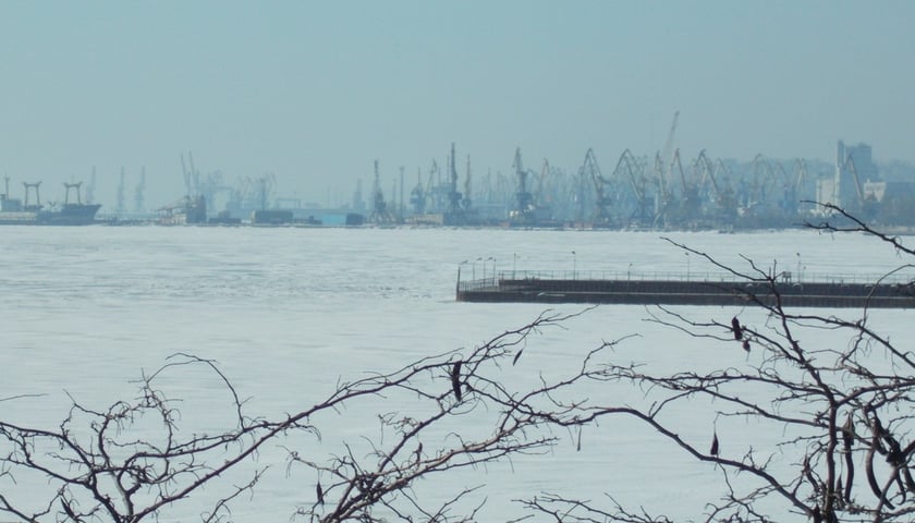 Widok na port w Mariupolu.