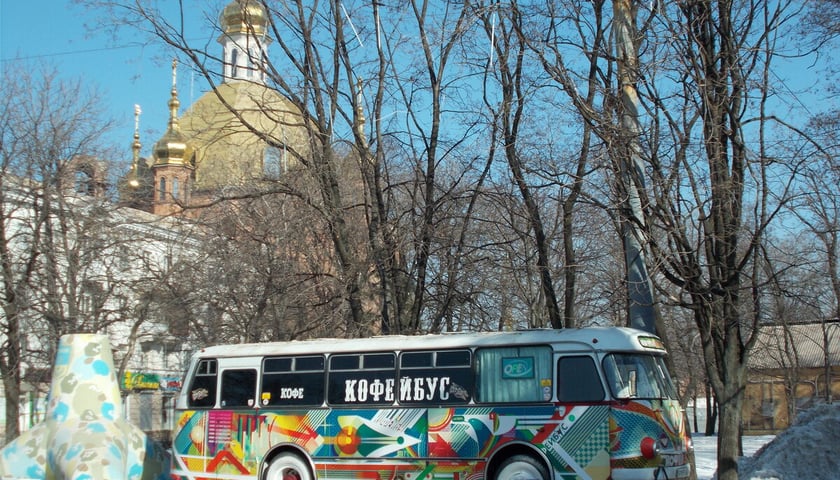 Autobus, w którym sprzedawano kawę w parku Teatralnym tuz obok teatru.