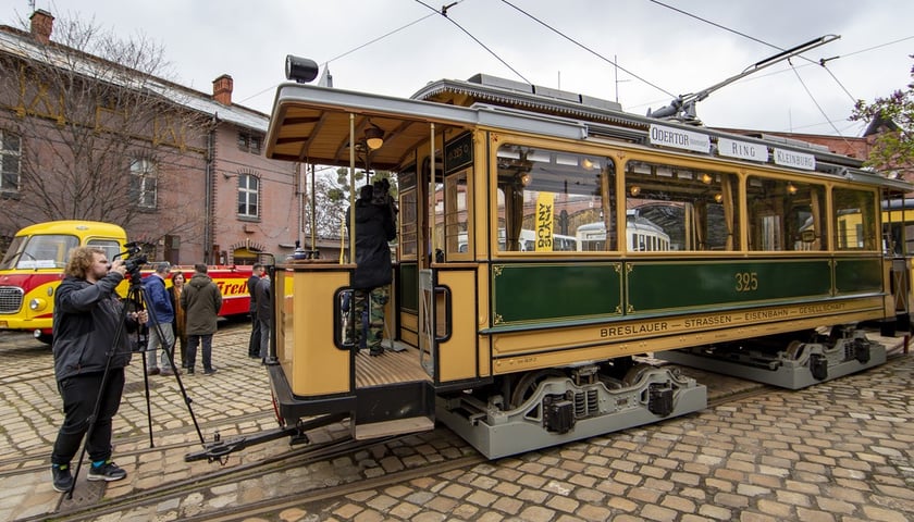 Pięknie odnowiony tramwaj z Breslau, pochodzi z 1901 roku. W jego wnętrzu można usiąść na siedzeniach z drewna mahoniowego.