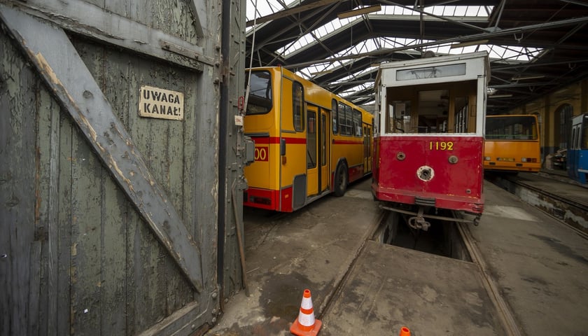 Wejście do hali zajezdni. W jej wnętrzu znajdziemy tajemnicze, piękne tramwaje i autobusy.