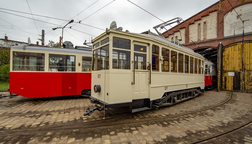 Który kolor tramwaju piękniejszy? Kremowy czy czerwony?