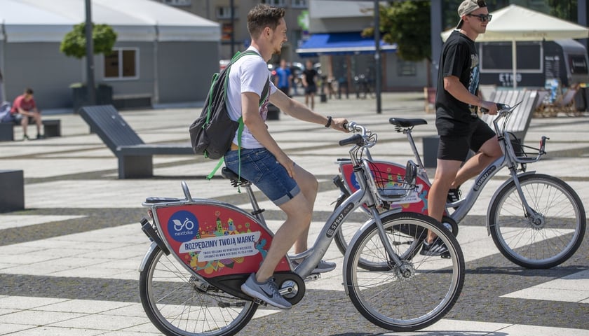Każdego roku coraz więcej mieszkańców Wrocławia wybiera rower zamiast samochodu