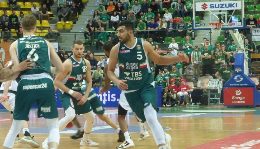 W ćwierćfinale Energa Basket Ligi zwycięży drużyna, która wygra trzy bezpośrednie mecze. Po dwóch pierwszych spotkaniach Śląsk przegrywa z Zastalem Zielona Góra 0-2. Na zdjęciu Kerem Kanter w pierwszym meczu w hali CRS w Zielonej Górze.