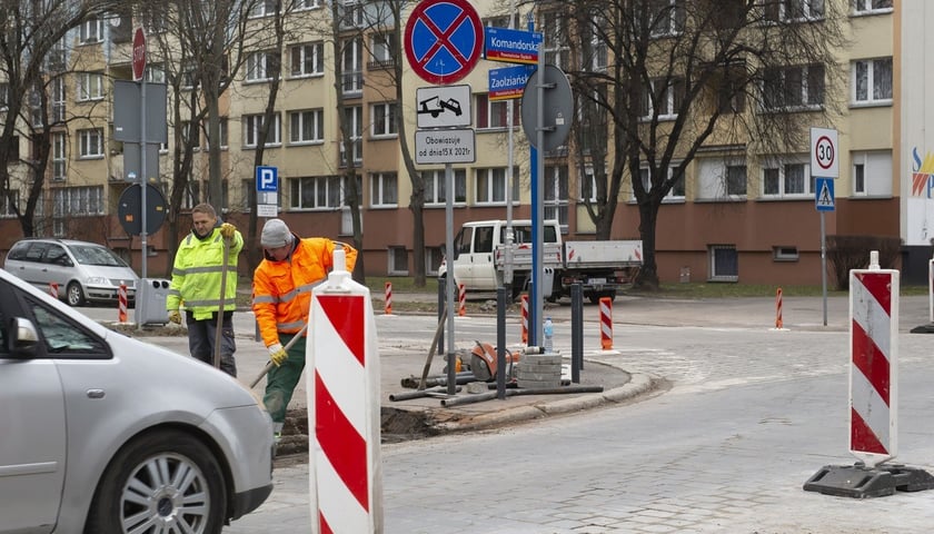 ul. Komandorska we Wrocławiu podczas remontu w lutym 2022 r.