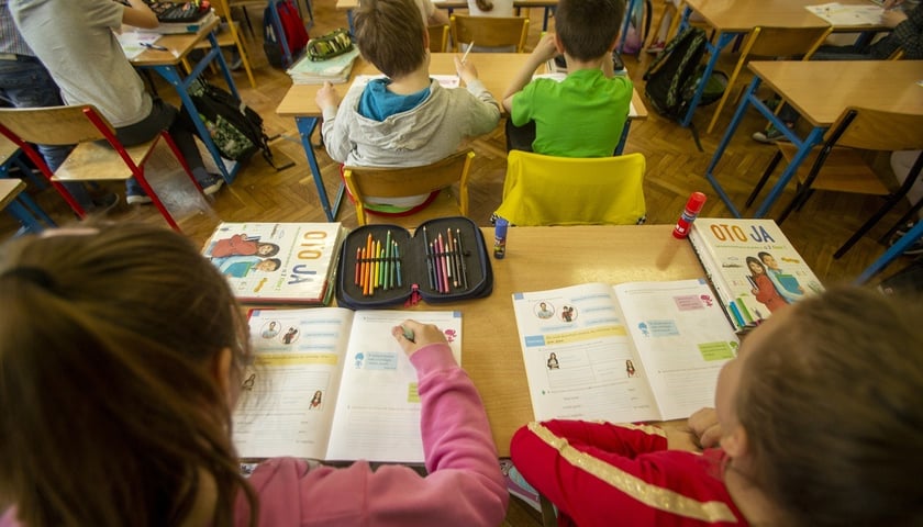 Dzięki Akademii Krokieta i Lamy dzieci będą miały szansę na więcej ruch podczas zajęć w szkole i przedszkolu. Na zdjęciu dzieci ze Szkoły Podstawowej nr 108