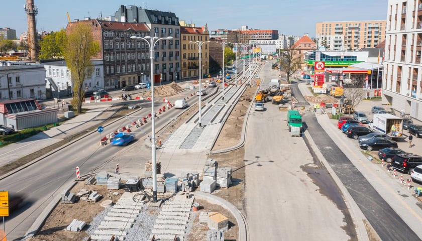 Na Dmowskiego praca wre. Powstaje nowa lina tramwajowa, jezdnia dla samochodów, drogi dla rowerów i chodniki.