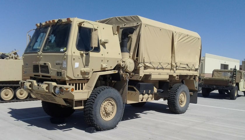 wojskowa ciężarówka, zdjęcie ilustracyjne