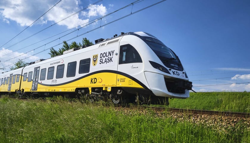 Pociągiem z Wrocławia dojedziemy wygodnie nad Stawy Milickie albo do Skalnego Miasta, czy Szklarskiej Poręby. 