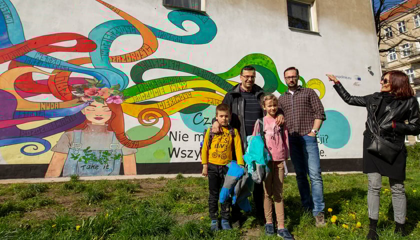 - Cieszymy się, że na ścianie naszej kamienicy przy Reja 36 powstał tak ciekawy mural - mówią jej mieszkańcy Krzysztof z dziećmi (od lewej), Romuald i Grażyna