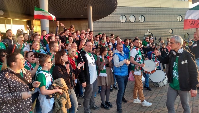 Kibice Śląska śpiewali na cześć swojej drużyny już półtorej godziny przed meczem w Zielonej Górze i... długo po meczu.  