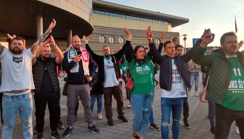 Pozytywnie nastawieni fani Śląska dopingują swoją drużynę przed halą CRS W Zielonej Górze