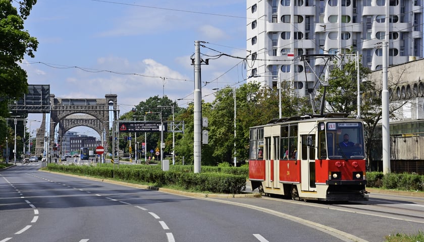 Zabytkowy tramwaj z mostem Grunwaldzkim w tle, zdjęcie ilustracyjne
