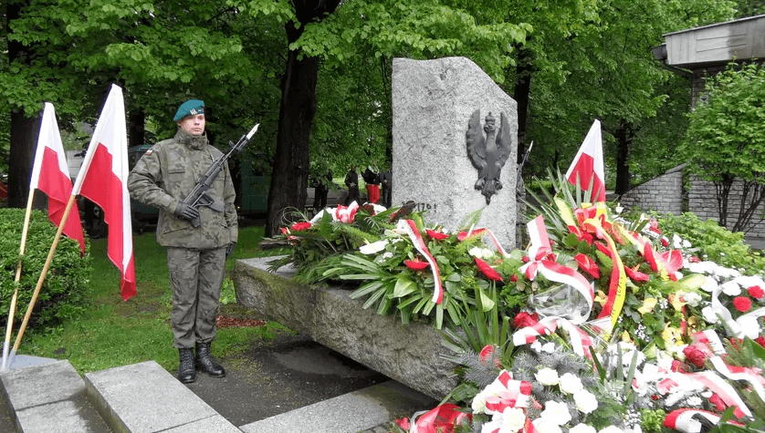 Warta honorowa przy pomniku Konstytucji 3 Maja we wrocławskim parku Słowackiego