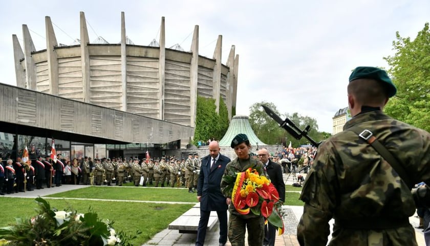 Pomijając ostatnie dwa lata pandemii, uroczystości trzeciomajowe we Wrocławiu mają uroczystą oprawę cywilno-wojskową. Miasto reprezentowane jest przez jego prezydenta