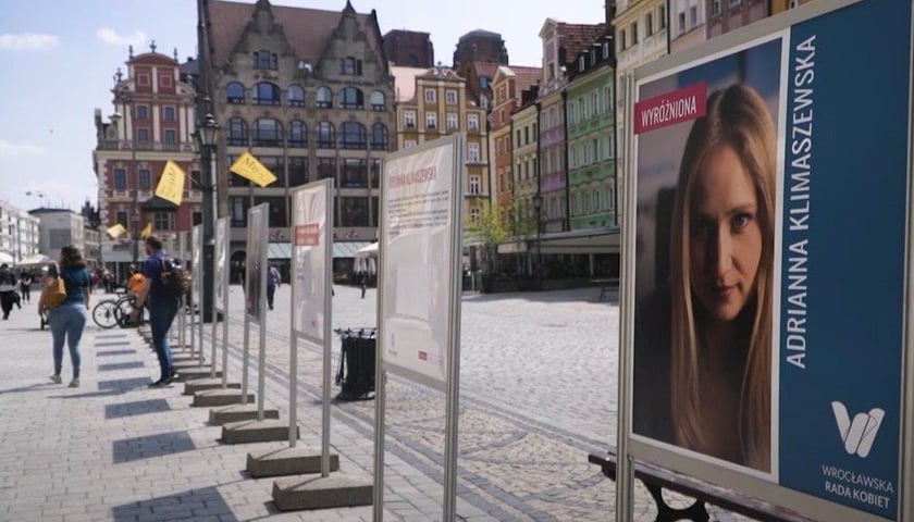 Wrocławianki Roku ? kim są, co robią, jak postrzegają się w dzisiejszym świecie ? tego można dowiedzieć się na północnej pierzei wrocławskiego Rynku