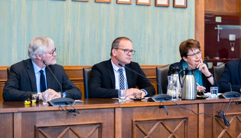 Hans Jorg Neumann - Konsul Generalny Niemiec we Wrocławiu, Grant Hendrik Tonne - dolnosaksoński Minister Kultury i Birgit Honé - dolnosaksońska Ministra ds. Federalnych i Europejskich oraz Rozwoju Regionalnego.