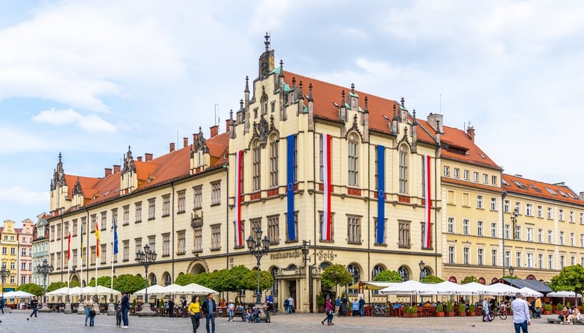 flagi polskie i unijne na wrocławskim ratuszu