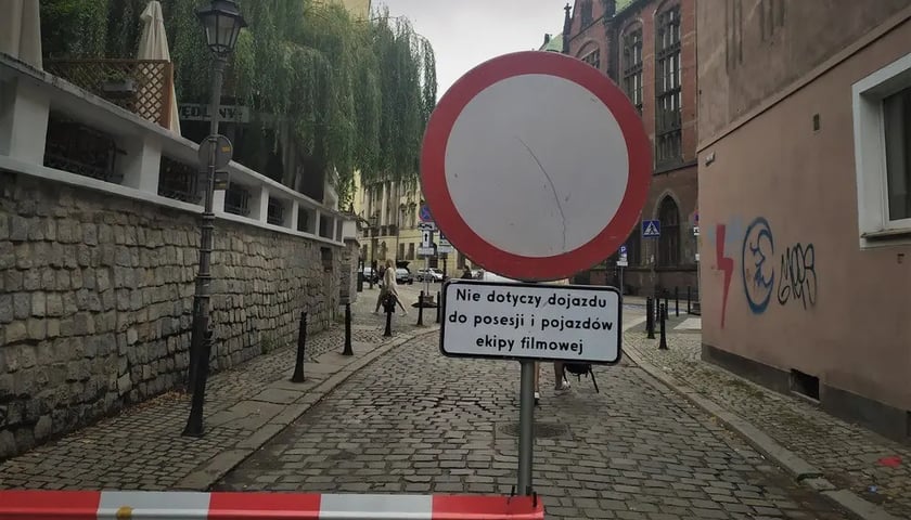 na zdjęciu ulica Szajnochy we Wrocławiu zamknięta dla samochodów