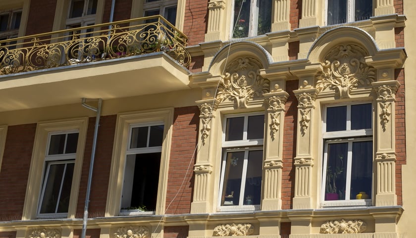 Zadbano o liczne detale architektoniczne w budynku.