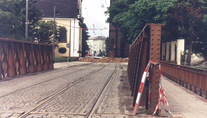 Zabarykadowana workami ulica św. Jadwigi w trakcie powodzi 1997.