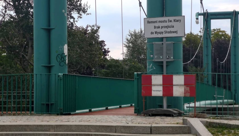 tablice informujące o zamknięciu mostu św. Klary