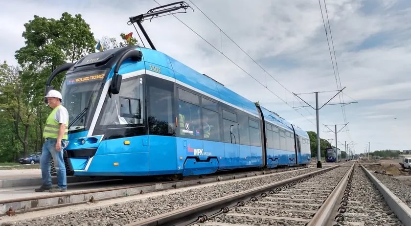 Nowe szyny tramwajowe ułożono na 2,3 km odcinku ul. Kosmonautów