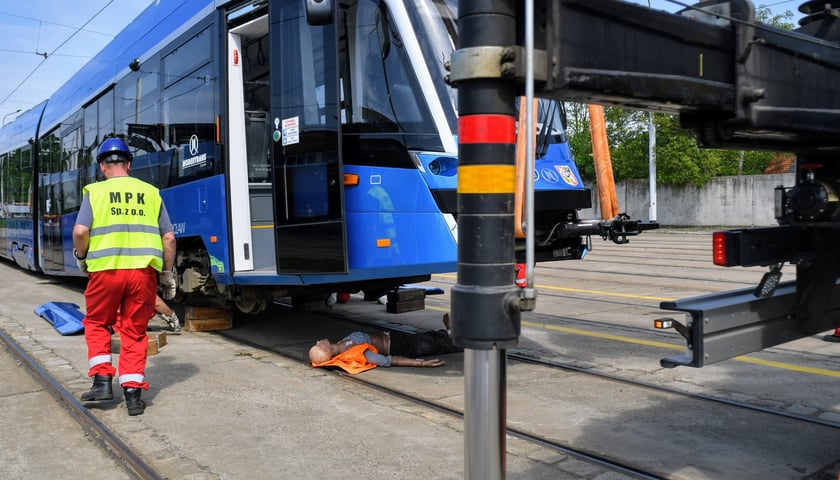 Celem wspólnych ćwiczeń jest między innymi jak najlepsza reakcja w przypadku zdarzeń z udziałem tramwaju i pieszego