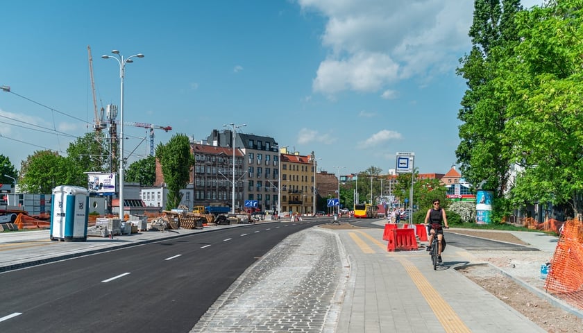 ulica Dmowskiego we Wrocławiu, część jezdni otwarta po przebudowie