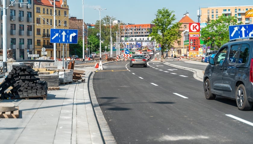 Kierowcy mają do dyspozycji równą jezdnię. Pasażerowie MPK skorzystają z nowego przystanku.