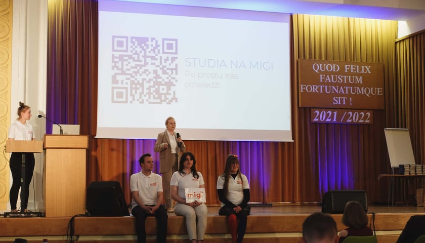 Inicjatywa powstała w ramach projektu „Popularyzacja nie boli”– zdjęcie z gali, Zuzanna Czekaj przemawia przez mikrofon w towarzystwie pozostałych członków zespołu.