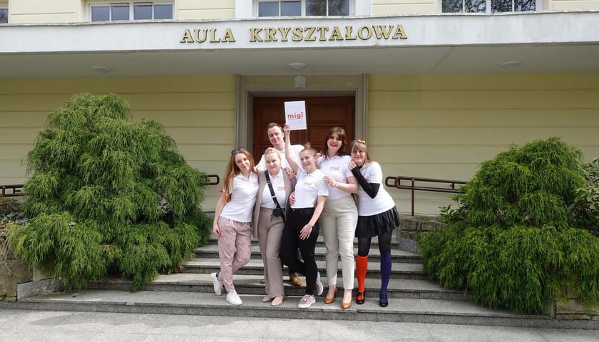 Zuzanna Czekaj przygotowała projekt z pięcioosobowym zespołem – zdjęcie zespołu na tle Auli Kryształowej.