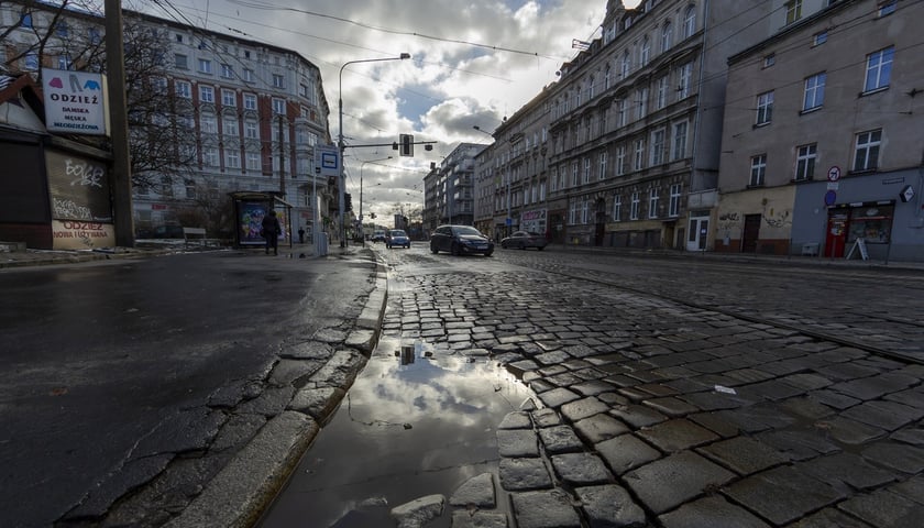 Starą, poniemiecką kostkę w większości zastąpi asfalt. Kostka pozostanie tylko w zatoczkach autobusowych i między szynami 