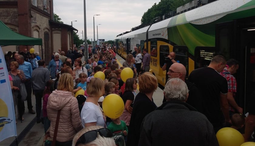 Powitanie pokazowego pociągu inauguracyjnego, w poniedziałek, 6 maja w Sobótce. Regularne kursy wracają tu od 12 czerwca.