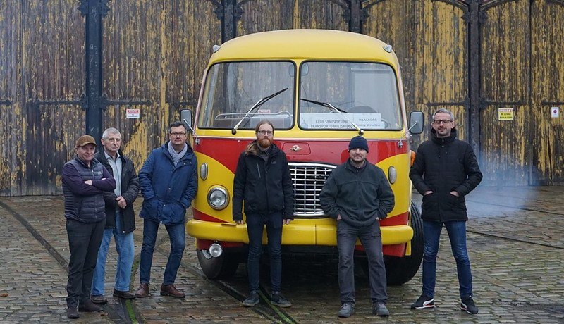 Odbiór Fredrusia po remoncie. Od lewej stoją: Artur Matkowski właściciel firmy POLMAT - wykonawca remontu. Zbigniew Banachowicz - rzeczoznawca techniki motoryzacyjnej. Sebastian Wolszczak - zastępca dyrektora Wydziału Partycypacji Społecznej. Krzysztof Kołodziejczyk - prezes KSTM. Krzysztof Wasilewski - wiceprezes KSTM i wykonawca remontu. Michał Maliczkiewicz - koordynator remontów zabytkowych pojazdów w Wydziale Partycypacji
