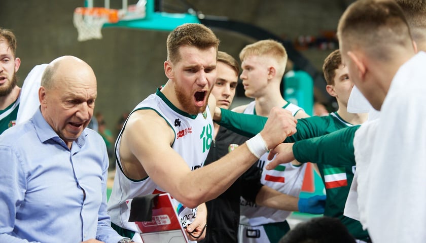 Koszykarze wrocławskiego Śląska przegrali oba mecze z Czarnymi przed własną publicznością, ale wygrali decydujące spotkanie w Słupsku