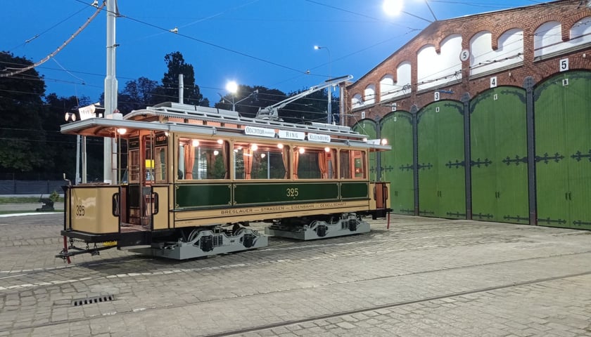 Odrestaurowany wagon tramwajowy Maximum z 1901 roku