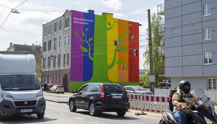 Tęczowy mural powstał przy ul. Opolskiej 25 z inicjatywy Przedstawicielstwa Regionalnego Komisji Europejskiej