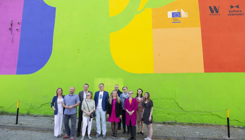 Tęczowy mural to efekt wspólnych działań kilku instytucji i organizacji
