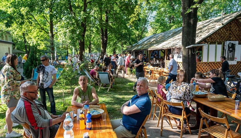 Sąsiedzka kolacja była okazją do spotkania mieszkańców schroniska i okolicznych osiedli