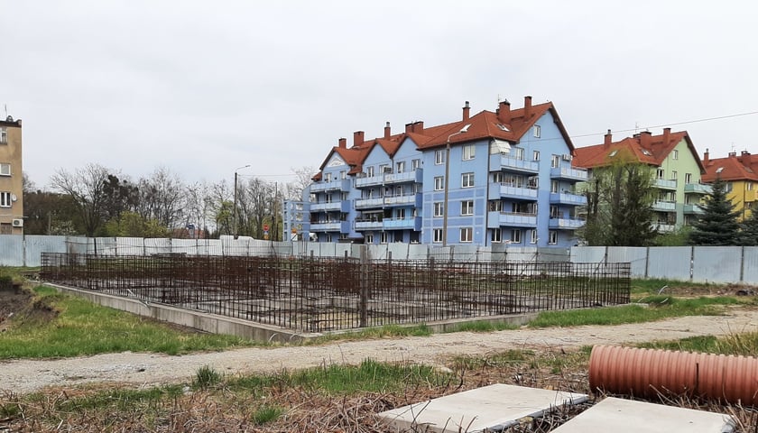 Teren nieukończonej budowy, na którym TBS Wrocław planuje do 2026 roku zrealizować nową inwestycję.