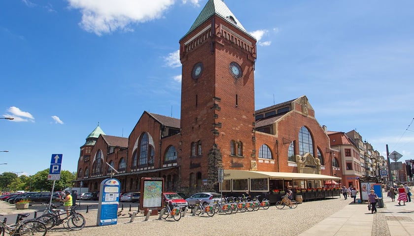 Hala Targowa i przystanek tramwajowy