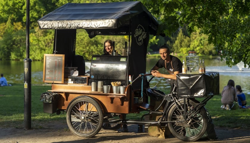 rowerowy wózek gastronomiczny w jednym z wrocławskich parków