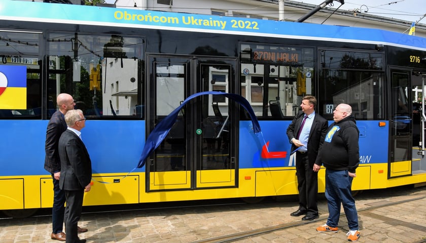 Tramwaj poświęcony „Obrońcom Ukrainy 2022” został pomalowany w niebiesko-żółte barwy